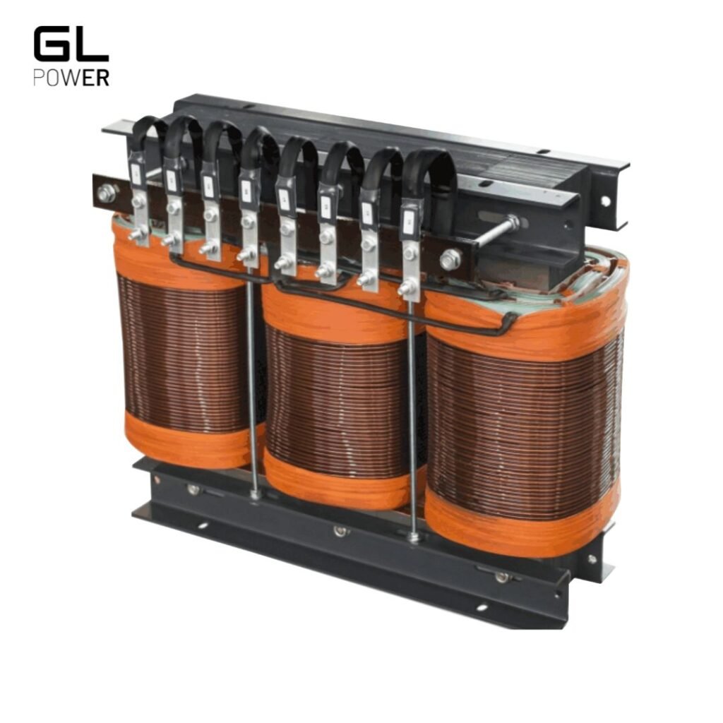 Transformador aberto GL Power, com três bobinas de cobre esmaltado expostas, fixadas em estrutura metálica, ideal para ambientes internos protegidos.