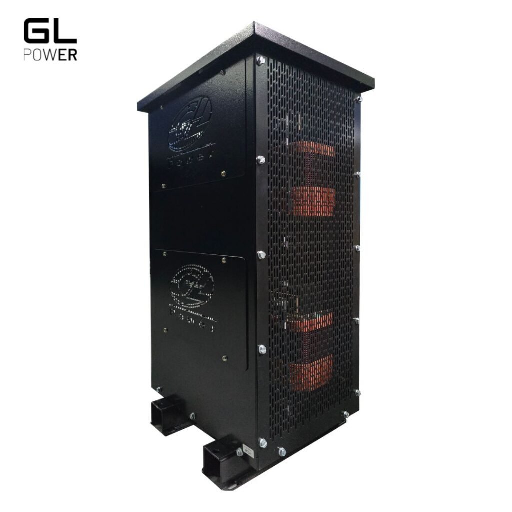 Transformador conjugado GL Power, em gabinete metálico preto com ventilação lateral e logotipo em relevo, oferecendo maior proteção contra poeira e umidade.