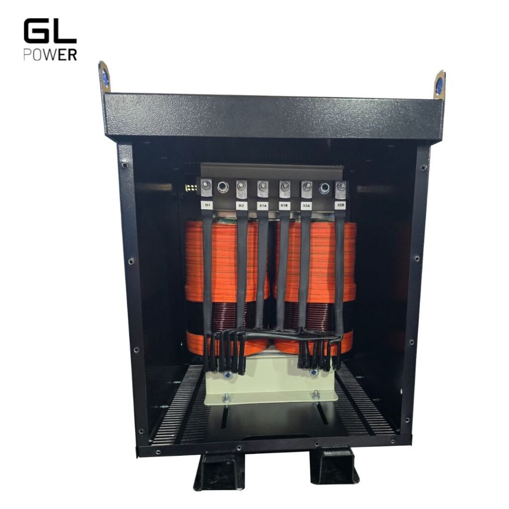 Transformador isolador GL Power, visão frontal com tampa aberta, mostrando os enrolamentos de cobre revestidos em laranja, conexões identificadas por etiquetas e estrutura robusta interna do equipamento.