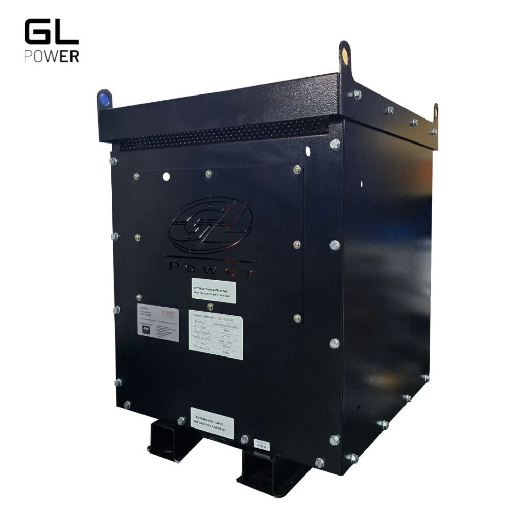 Transformador isolador GL Power, visão lateral com carcaça preta fechada, logotipo gravado em relevo, etiquetas de identificação e base de apoio reforçada para instalação.