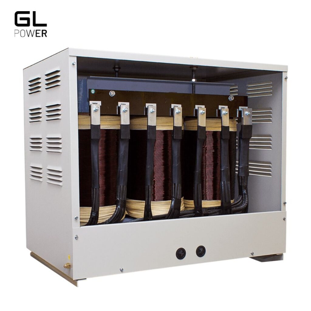 Transformador GL Power com gabinete metálico branco, parcialmente aberto para exibir os enrolamentos internos, indicado para ambientes que exigem proteção extra.
